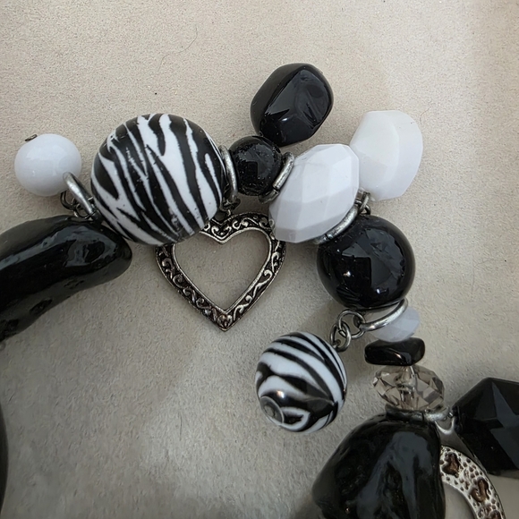 Chunky And Bold Acrylic Bead Zebra Print Charm Bracelet - Picture 5 of 10